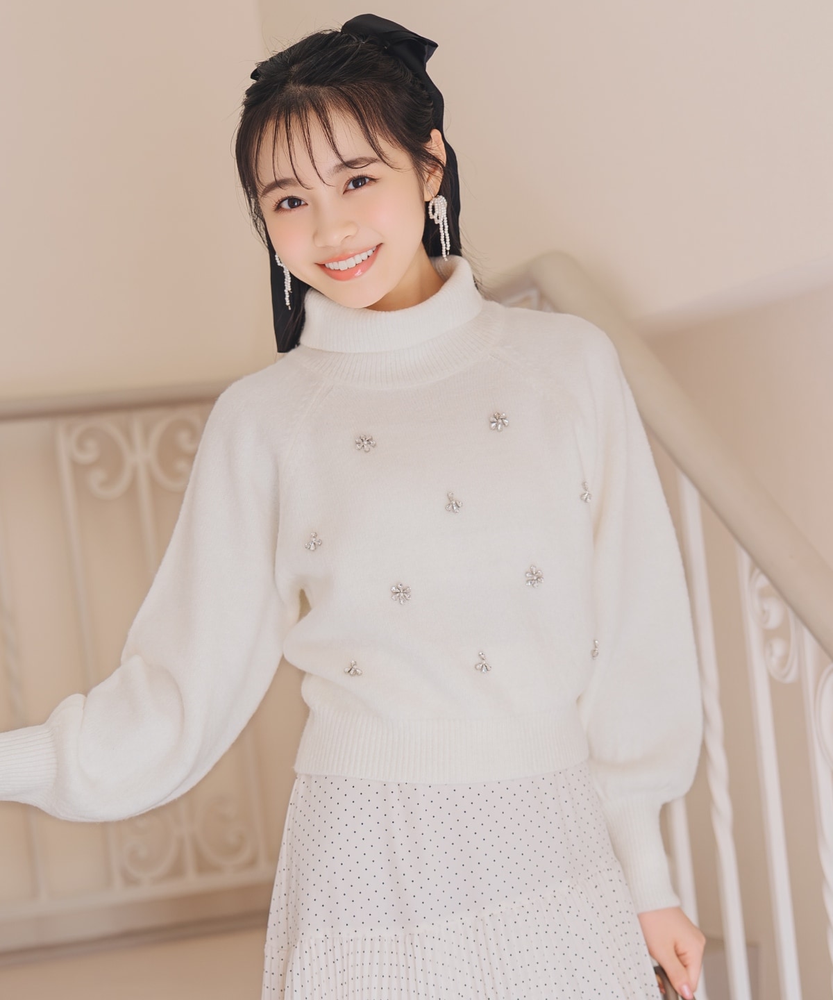 ビジューハイネックニットプルオーバー