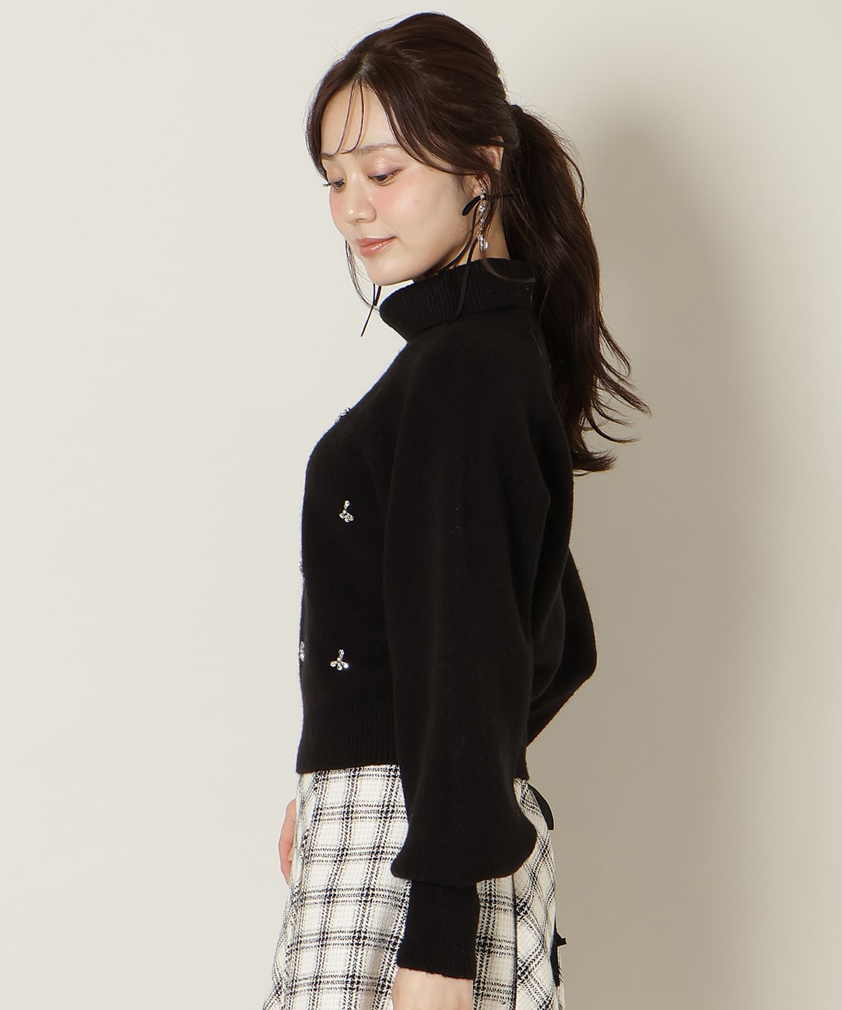 ビジューハイネックニットプルオーバー