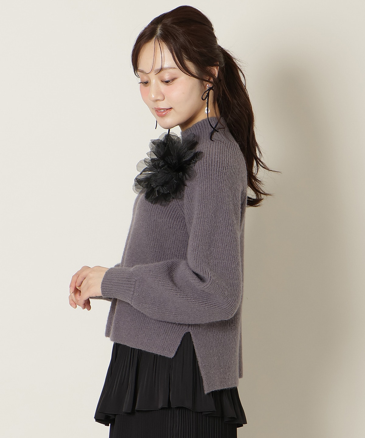 【KNIT PLEATS SET series】フラワーモチーフボトルネックニット