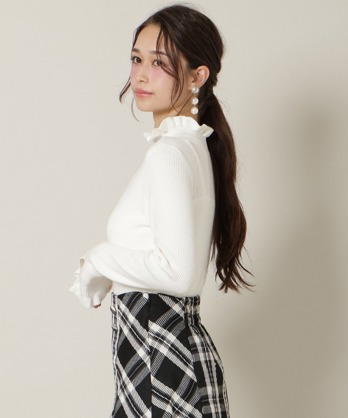 フリルネックプルオーバー