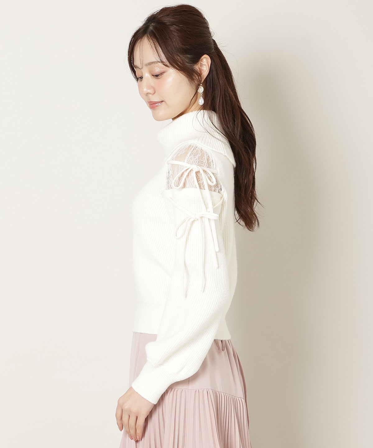 レースショルダーオフタートルニット