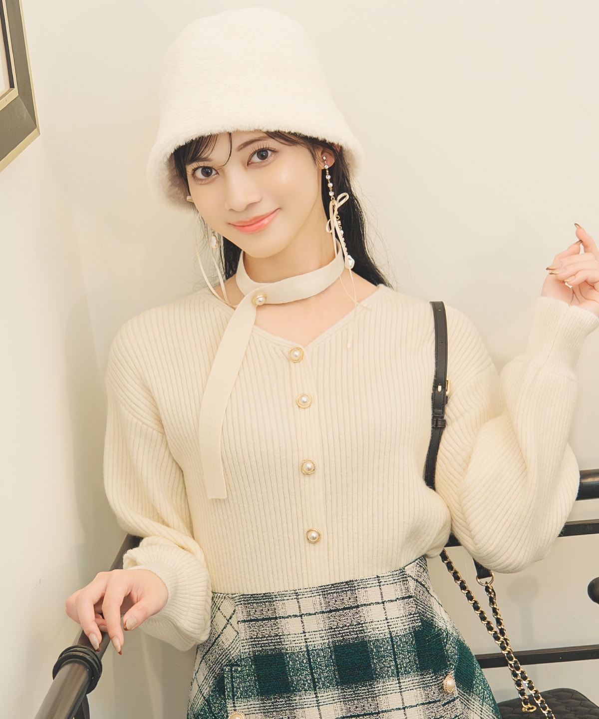 Vネックチョーカーリブニット