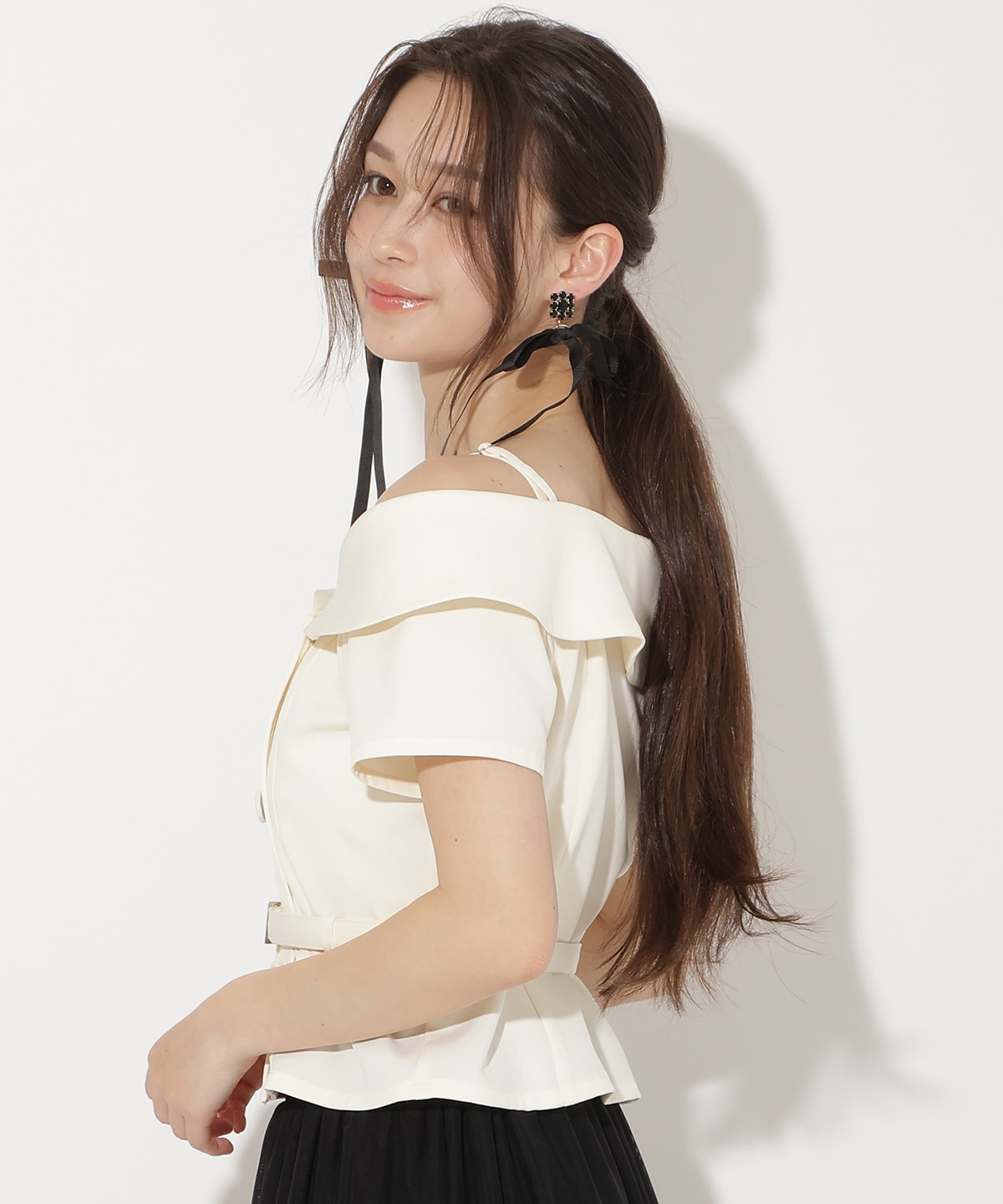 ベルト付きオフショルブラウス
