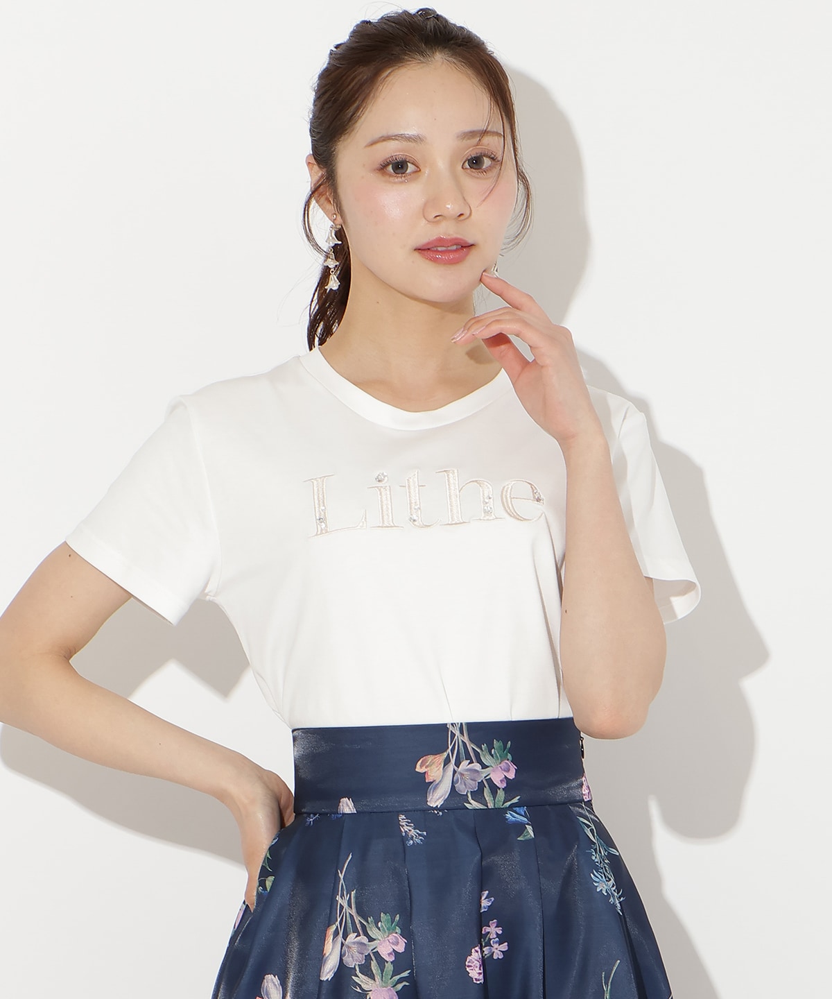 ビジュー付き刺繍ロゴTシャツ