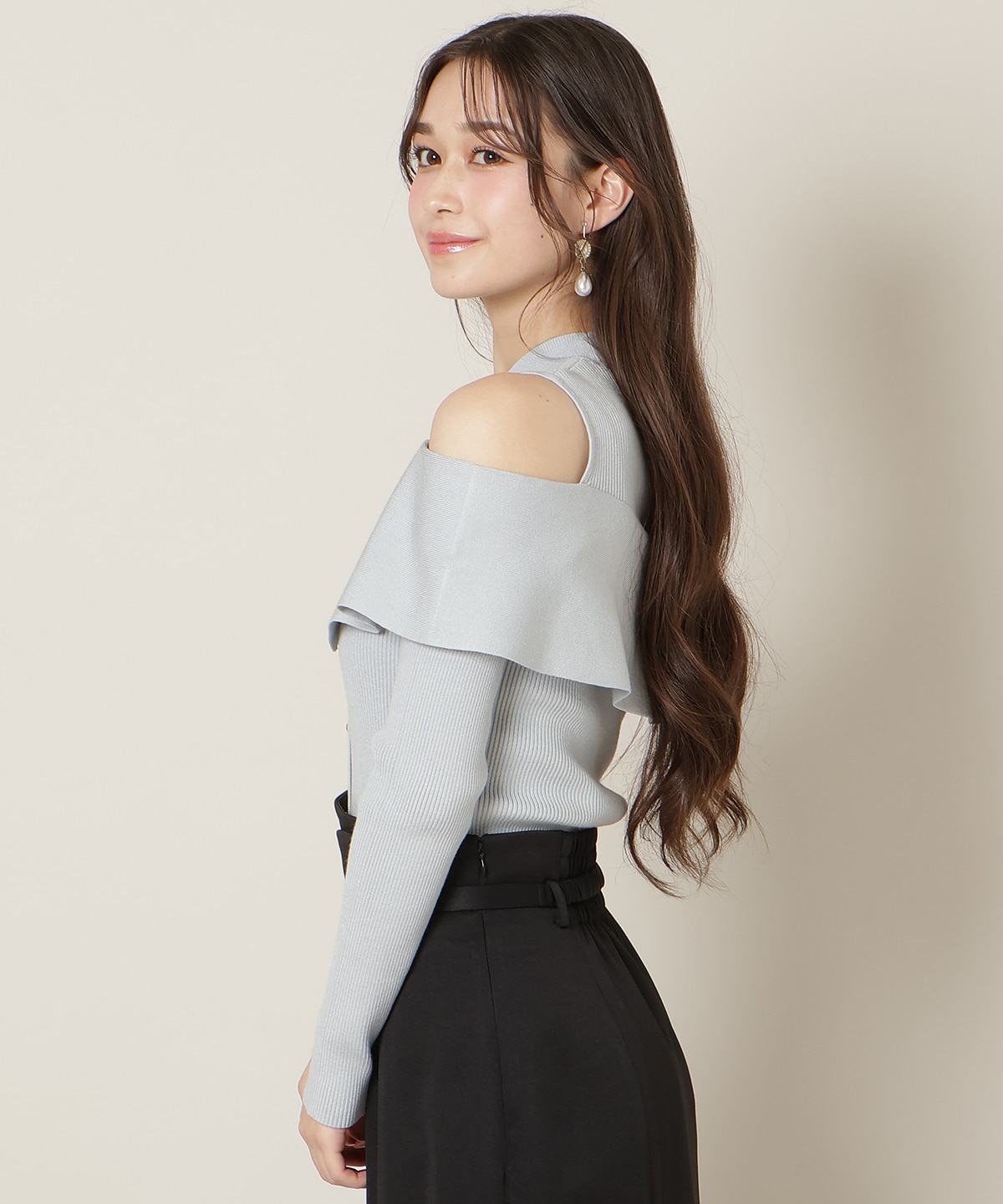 オープンショルダーレイヤードニット