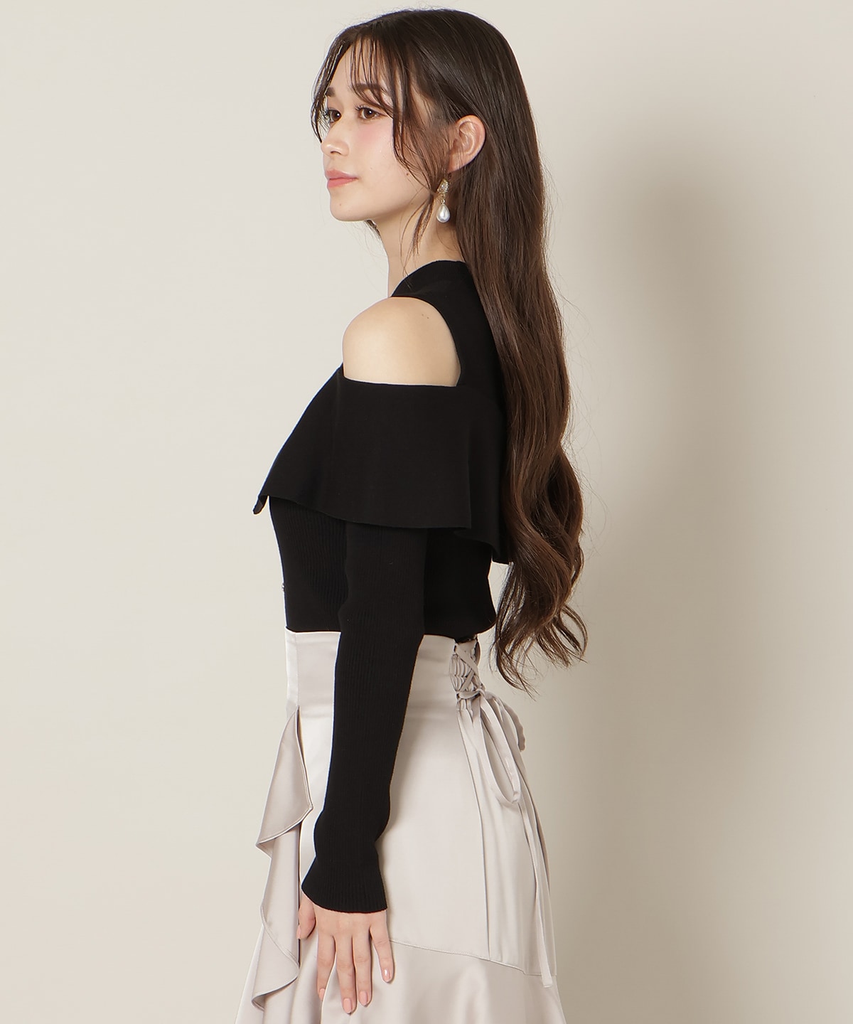 オープンショルダーレイヤードニット