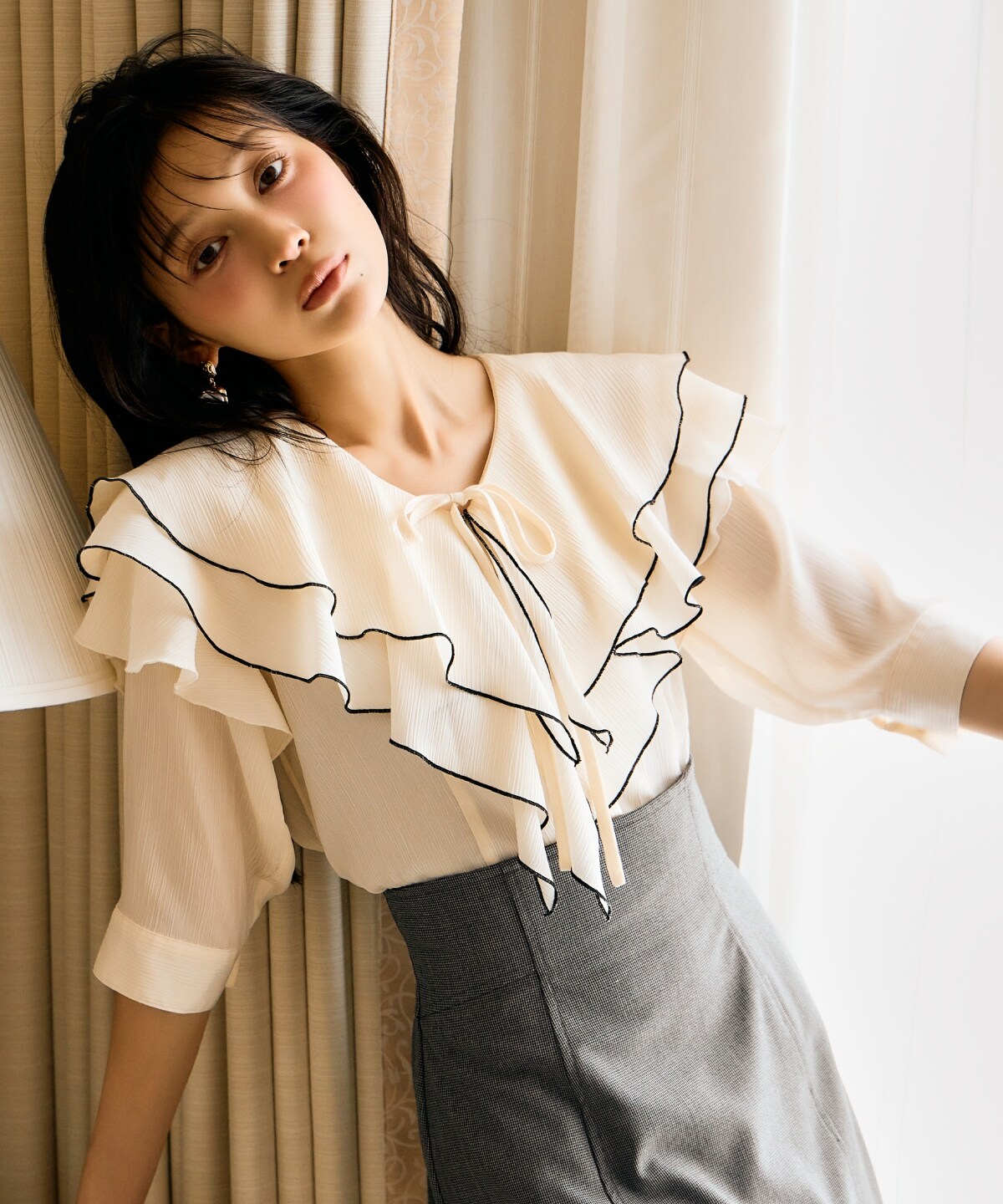 ラッフルハーフスリーブブラウス