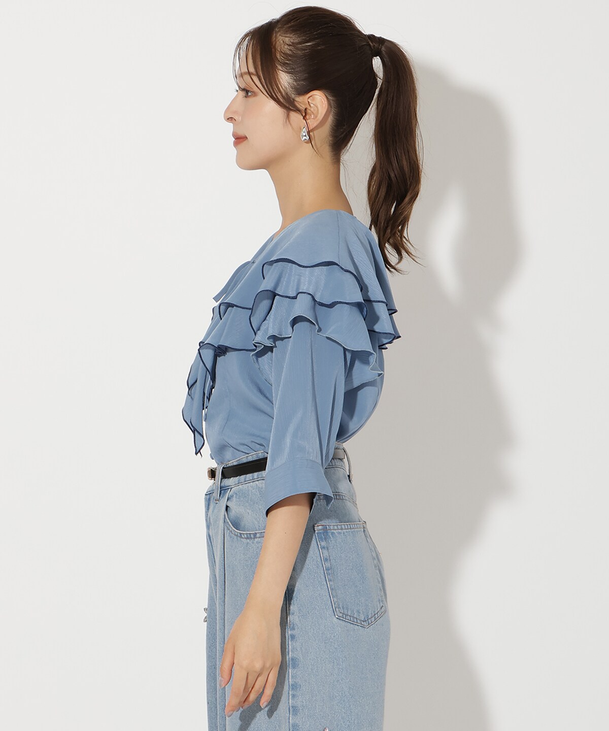 ラッフルハーフスリーブブラウス