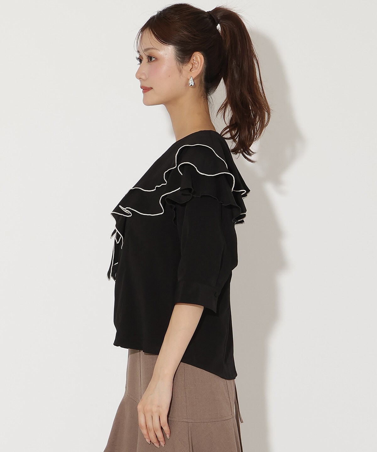 ラッフルハーフスリーブブラウス