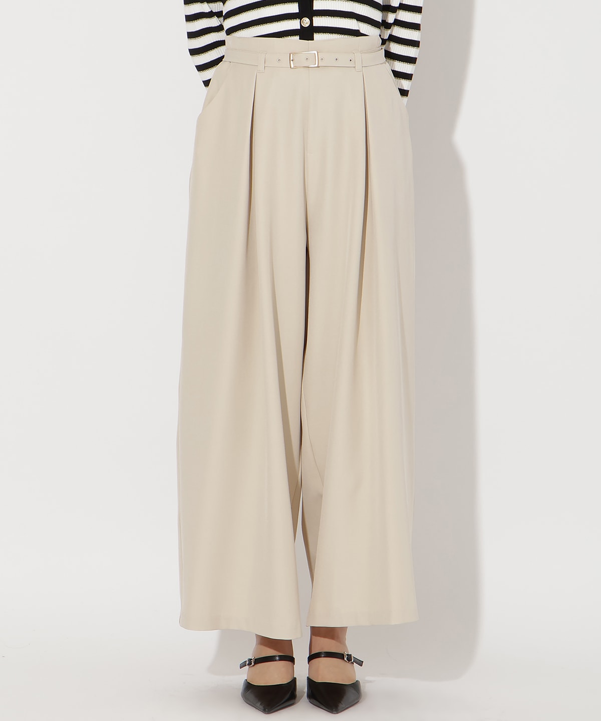 タックワイドパンツ