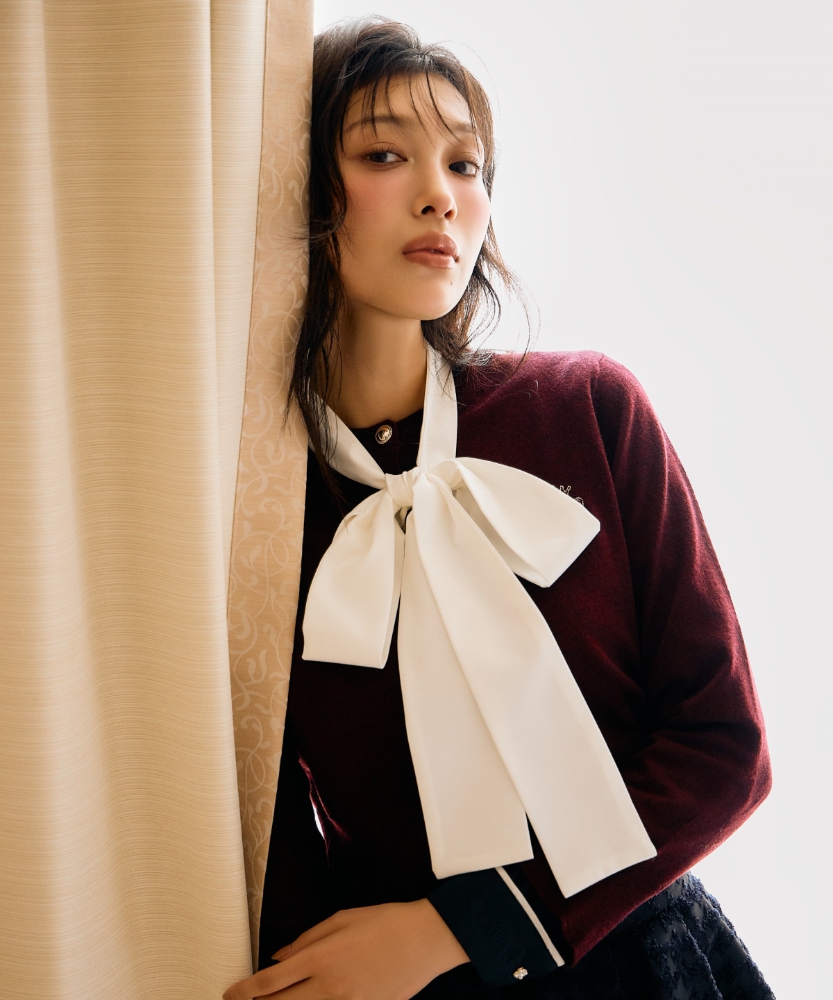 刺繍クルーネックカーディガン