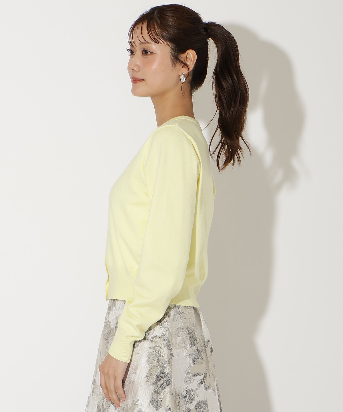 ビジューボタンクルーネックカーディガン