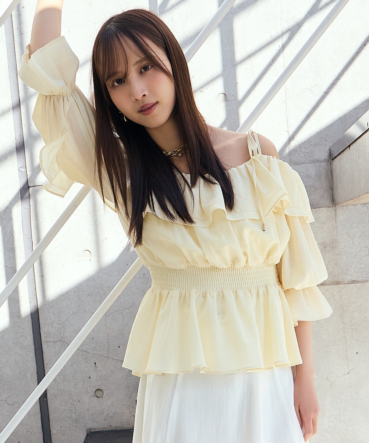 【先行予約受付中】オフショルフリルブラウス