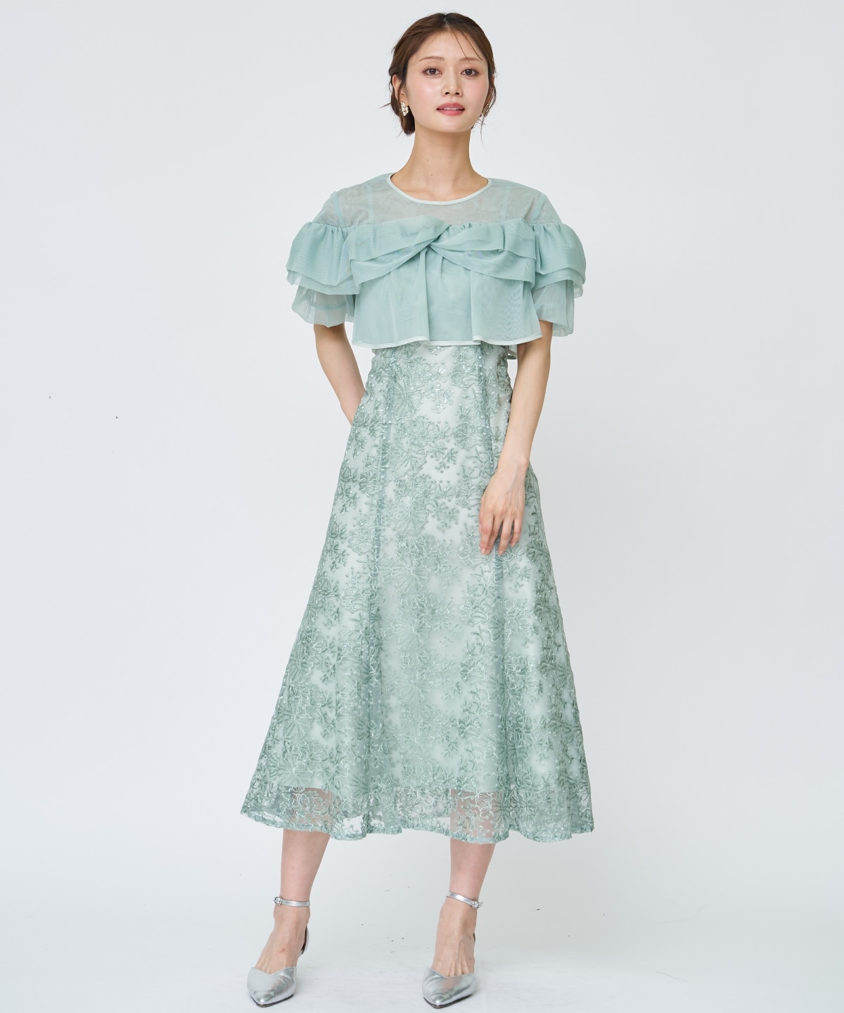 チュールレイヤードスパンコールドレス