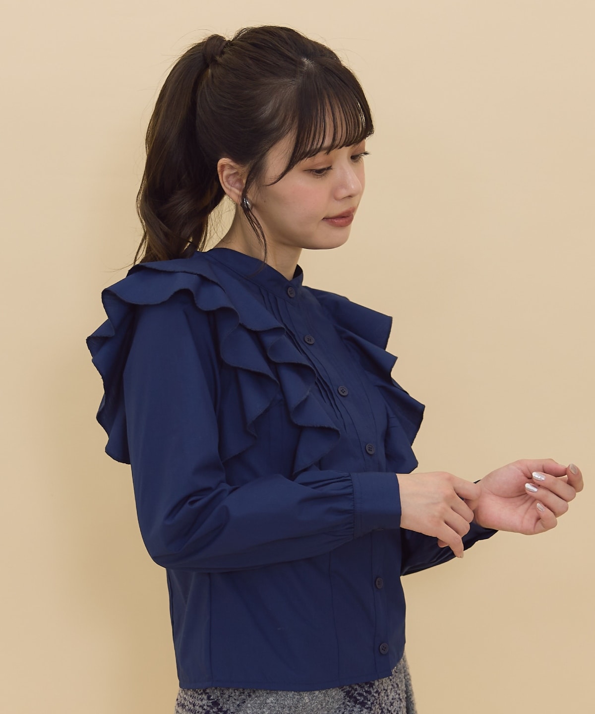 ショルダーフリルスタンドシャツ