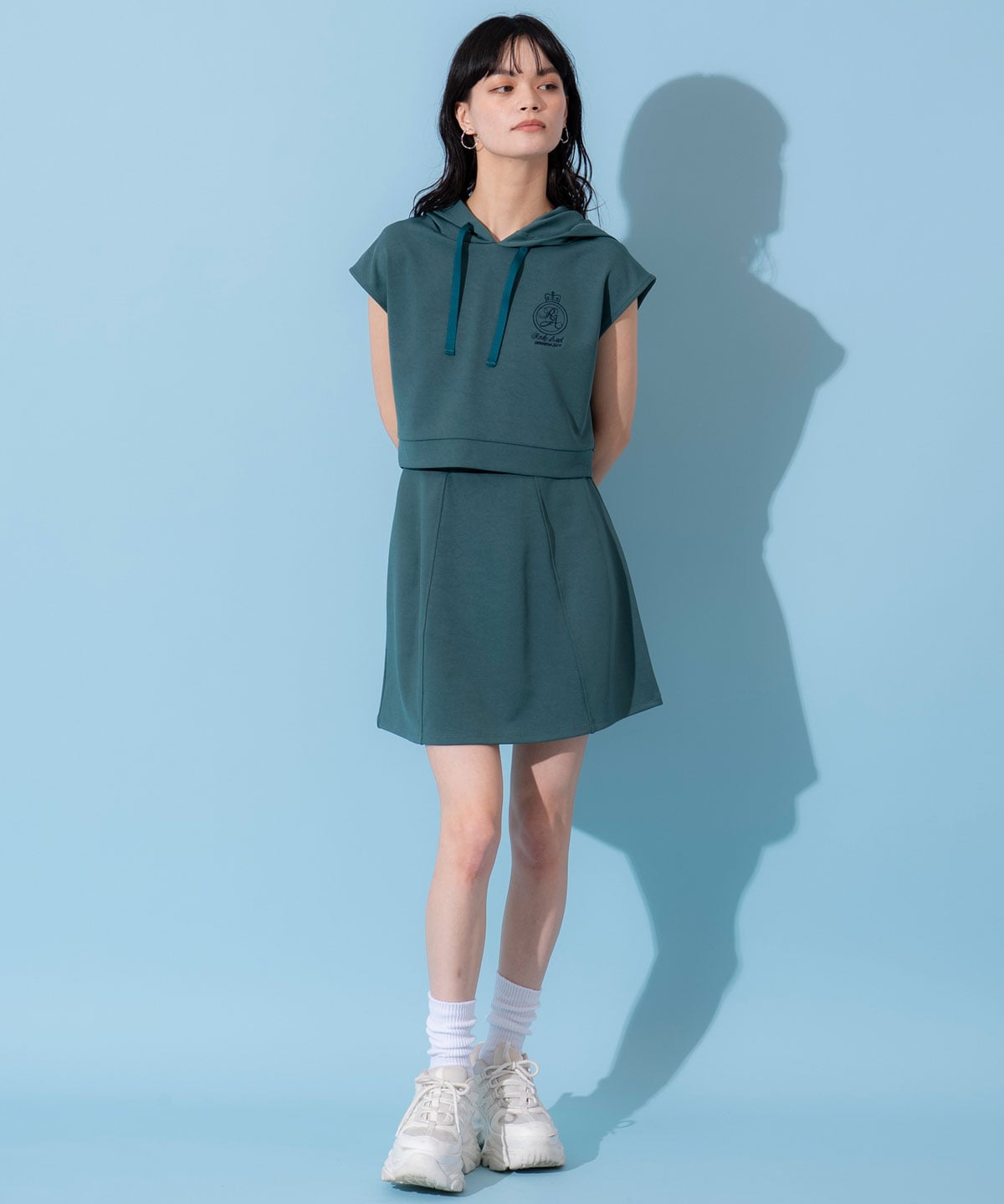 エンブレム刺繍フーディー×フレアスカートセットアップ