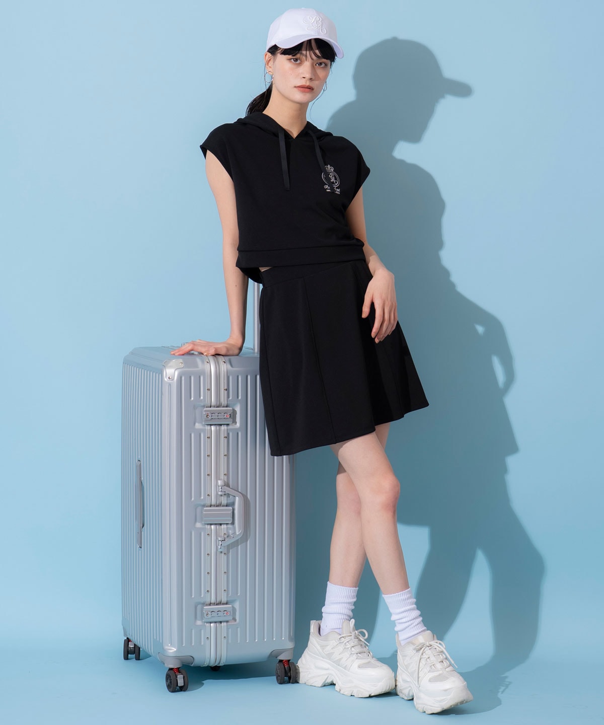 エンブレム刺繍フーディー×フレアスカートセットアップ