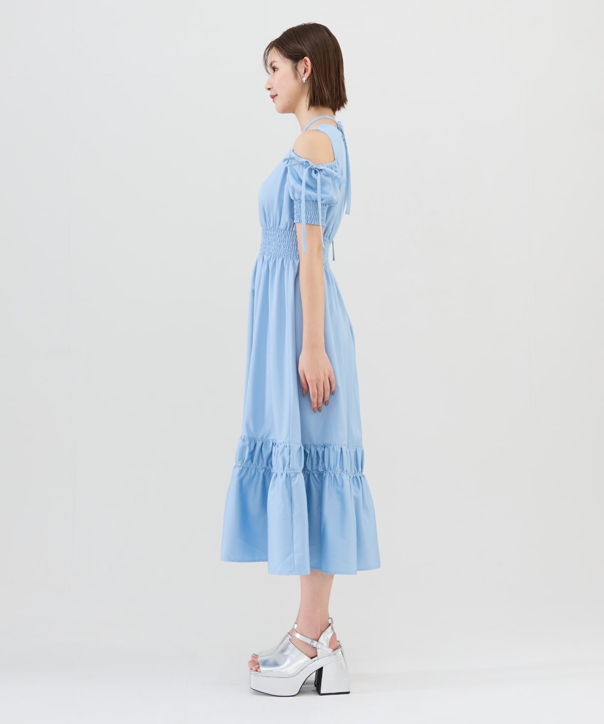 袖フォルムチェンジ可能》ショルダーフリルワンピース【SUM1 STYLE】 袖フォルムチェンジ可能》ショルダーフリルワンピース【SUM1 STYLE】