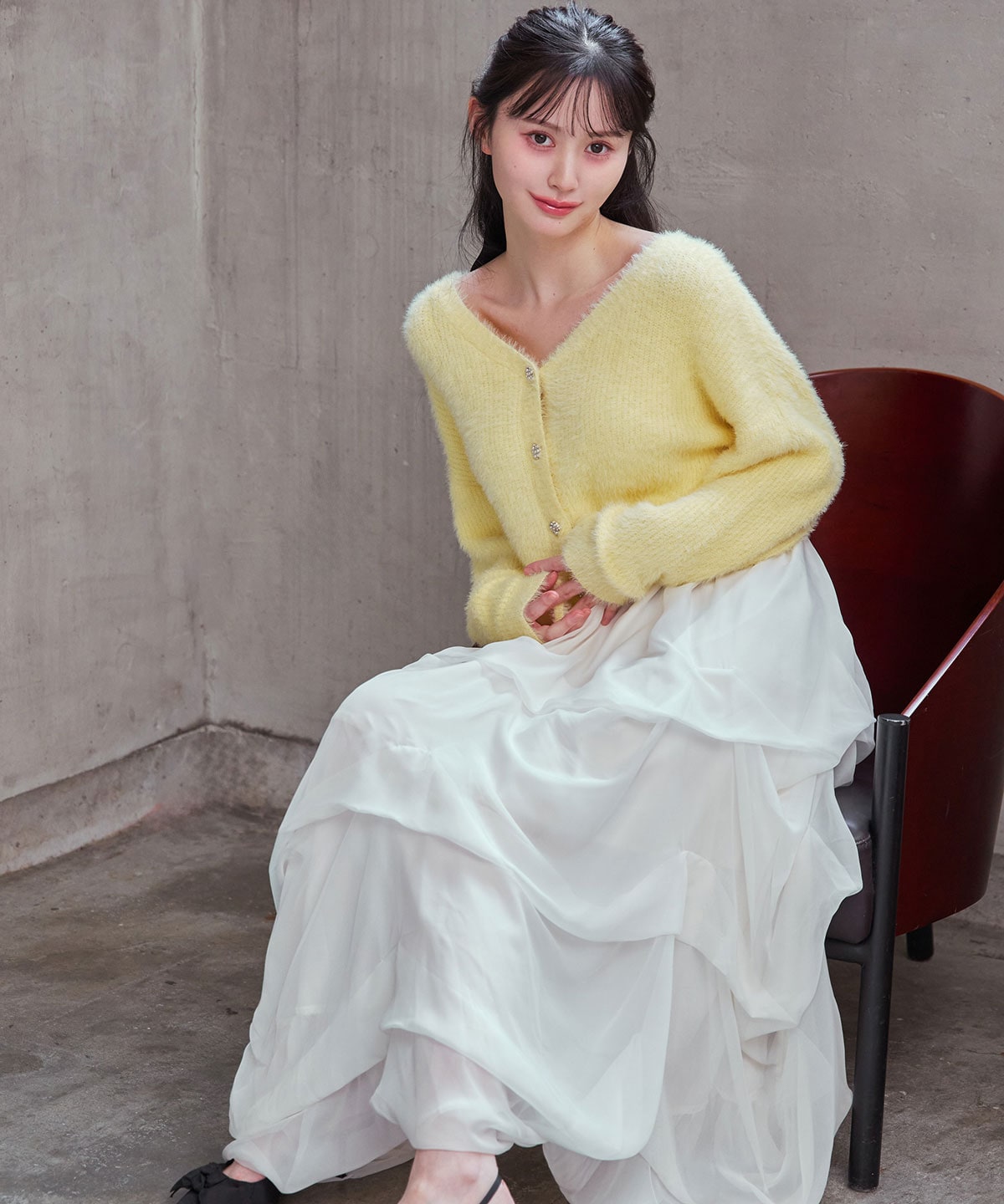 フェザーヤーンビジューボタンカーディガン