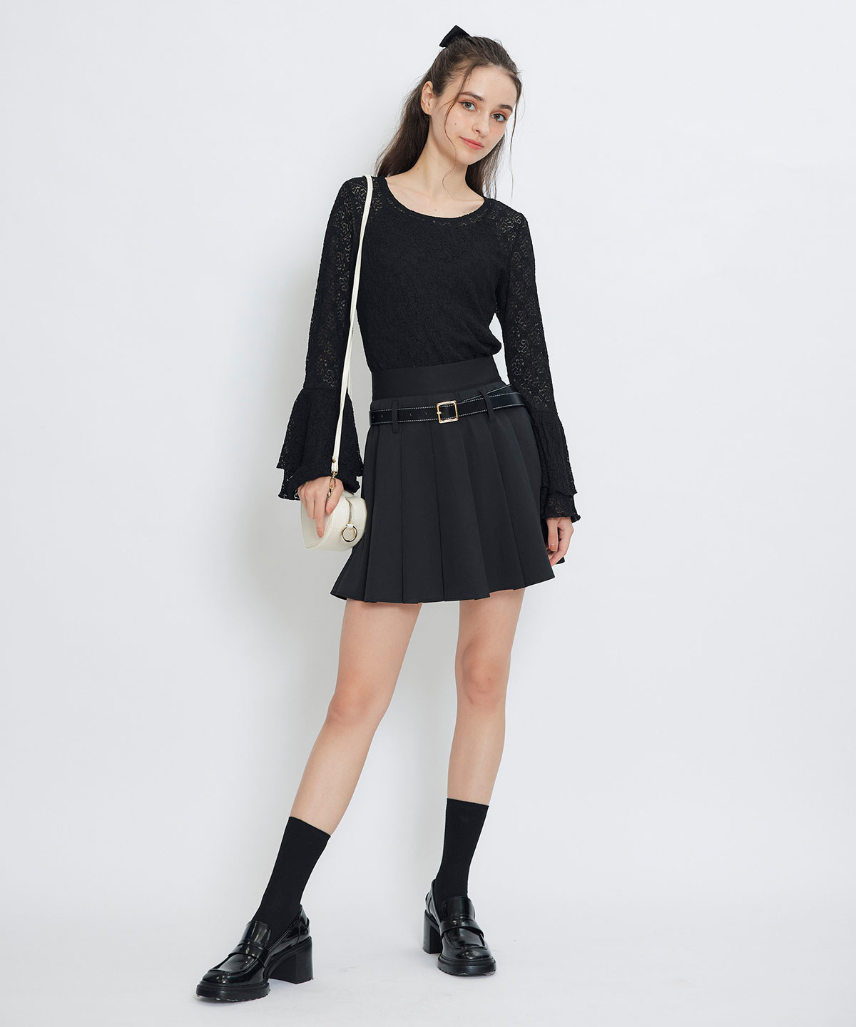 ボリュームスリーブシアーレースブラウス×ベーシックキャミソール