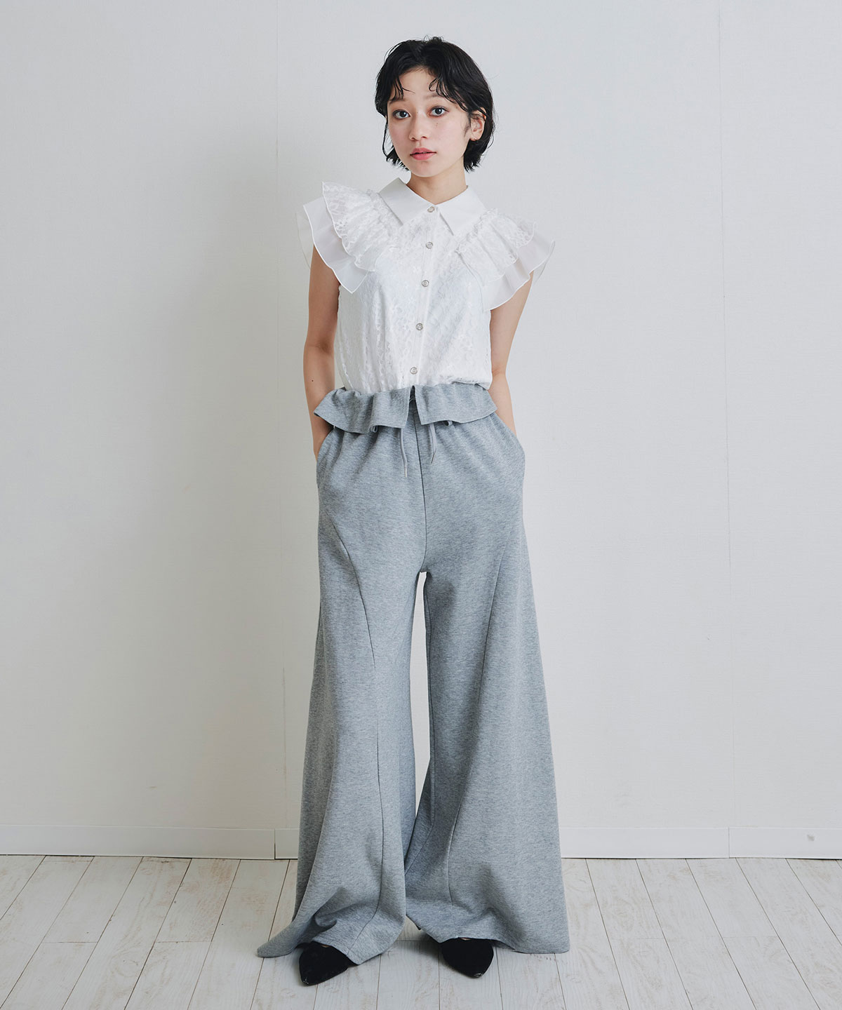 フォルムラインフレアパンツ