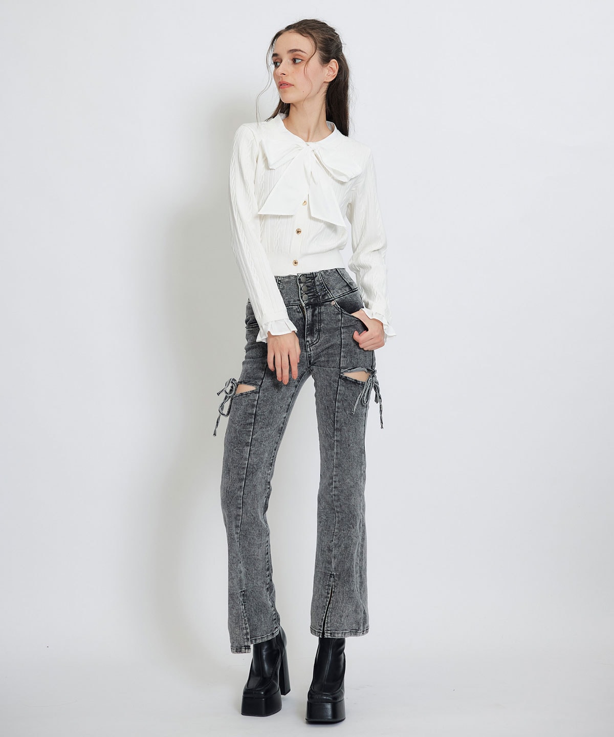 エンブレムボタンケーブルリボンタイニットトップス