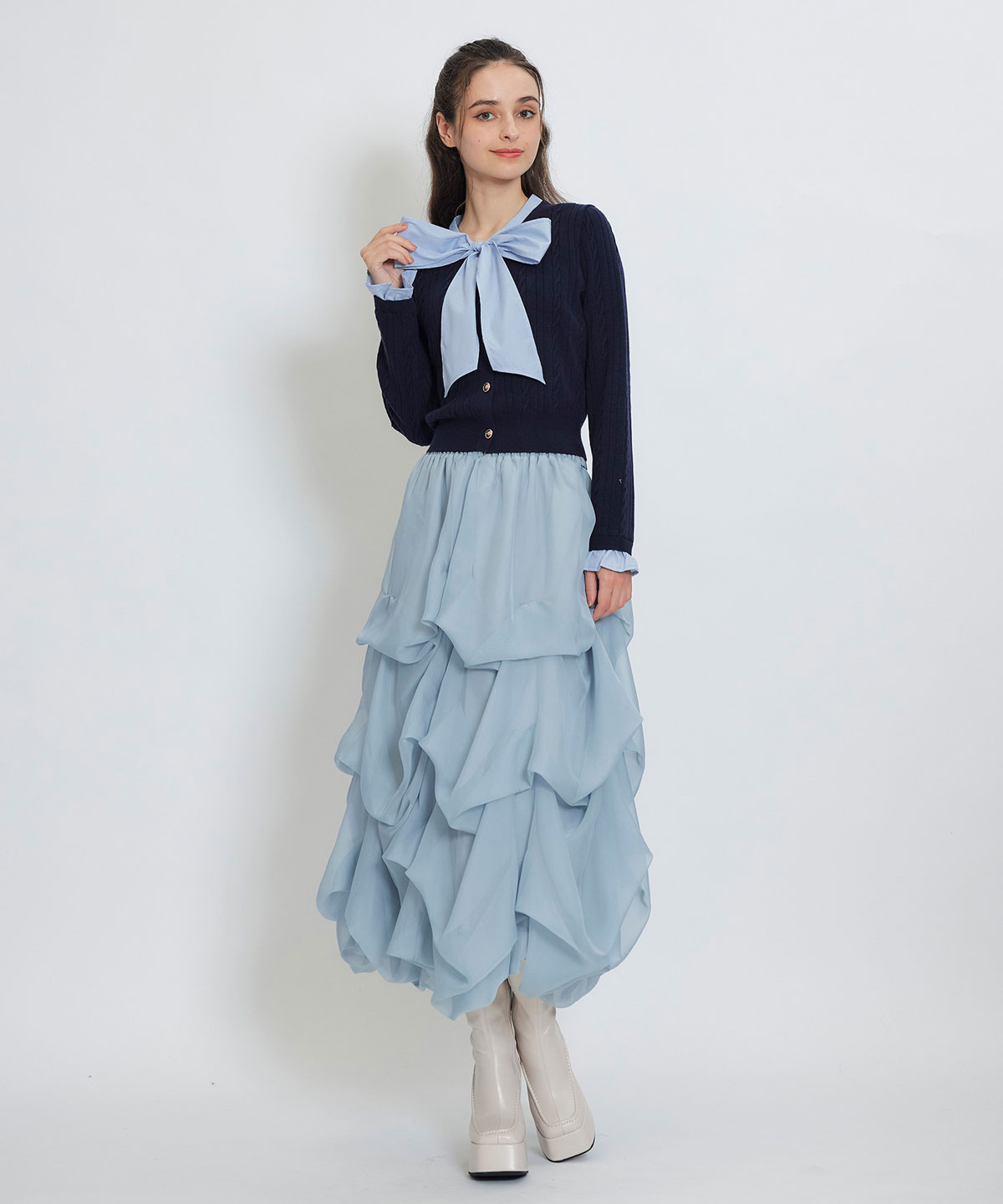 エンブレムボタンケーブルリボンタイニットトップス