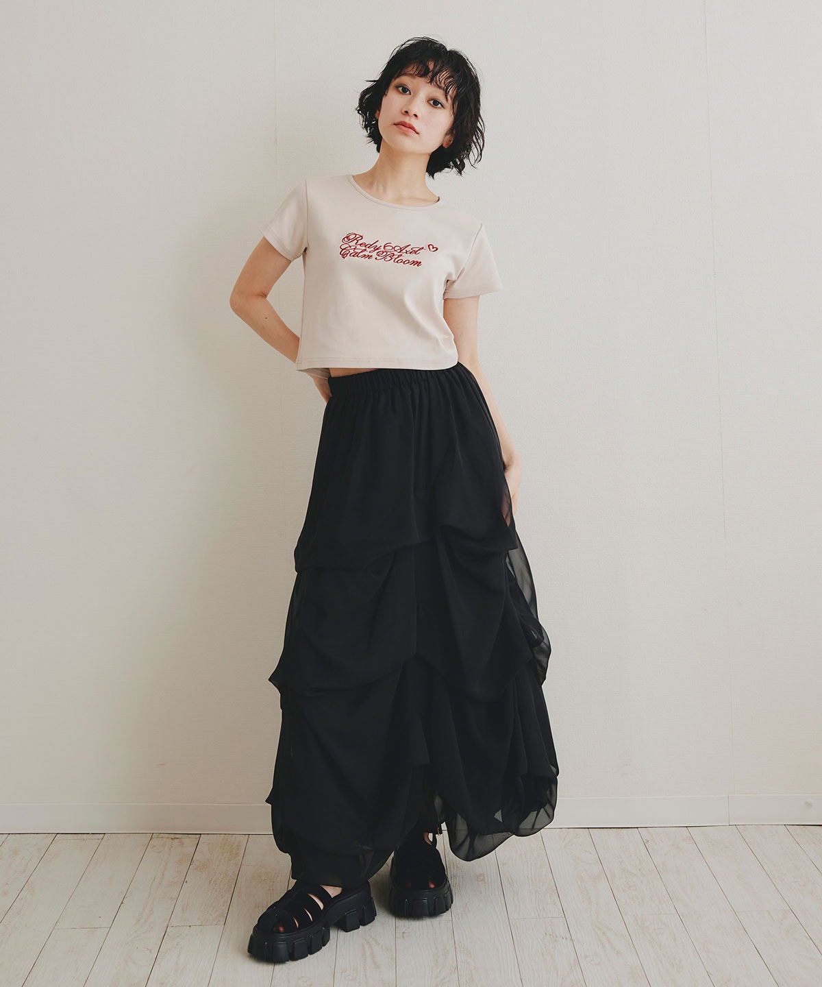 カリグラフィーロゴエンブロイダリークロップドTシャツ