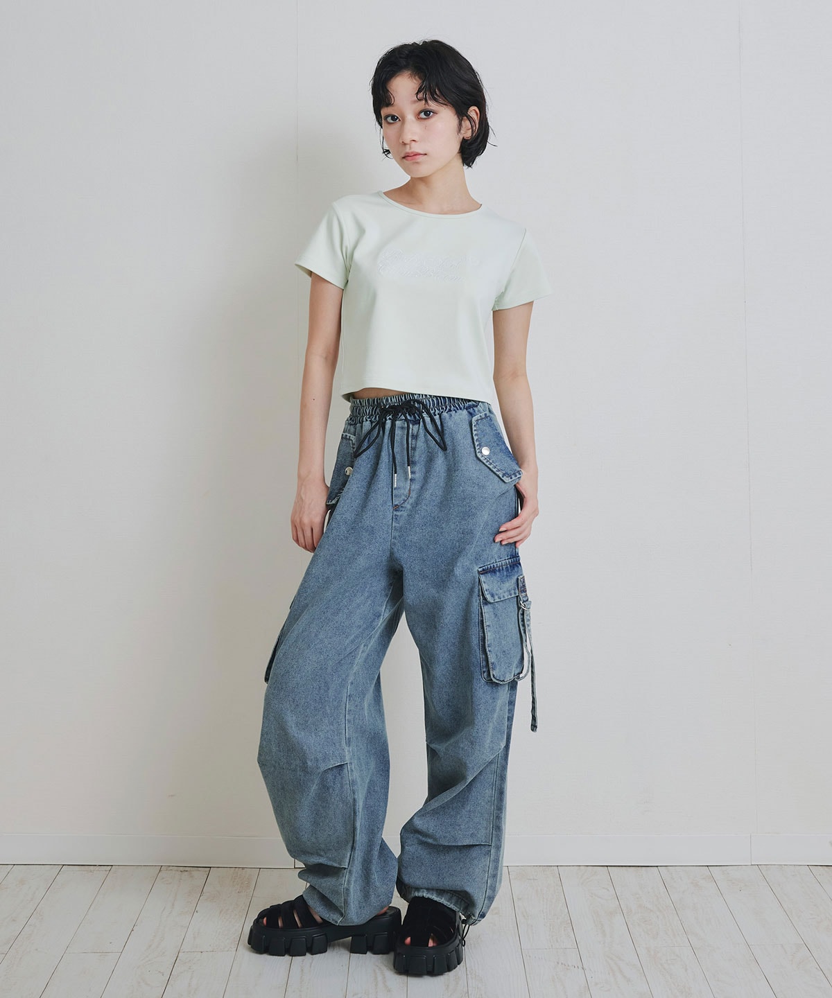 カリグラフィーロゴエンブロイダリークロップドTシャツ