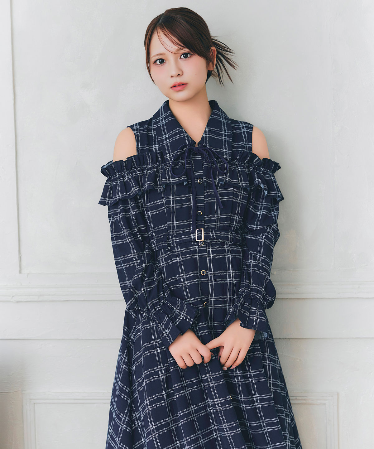 【=LOVE 大場花菜さん着用】フリルチェックオープンショルダーリボンタイロングフリルワンピース