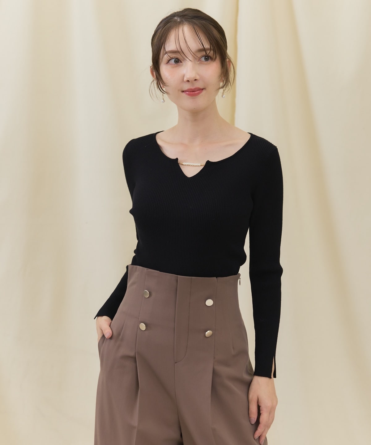 長袖パールキーネックニットプルオーバー