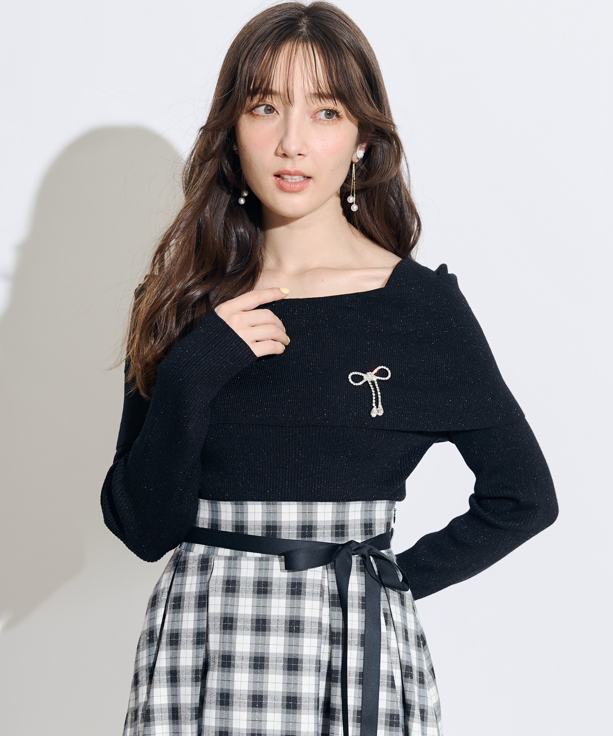 セレクトモチーフブローチ付きオフショルラメニットプルオーバー