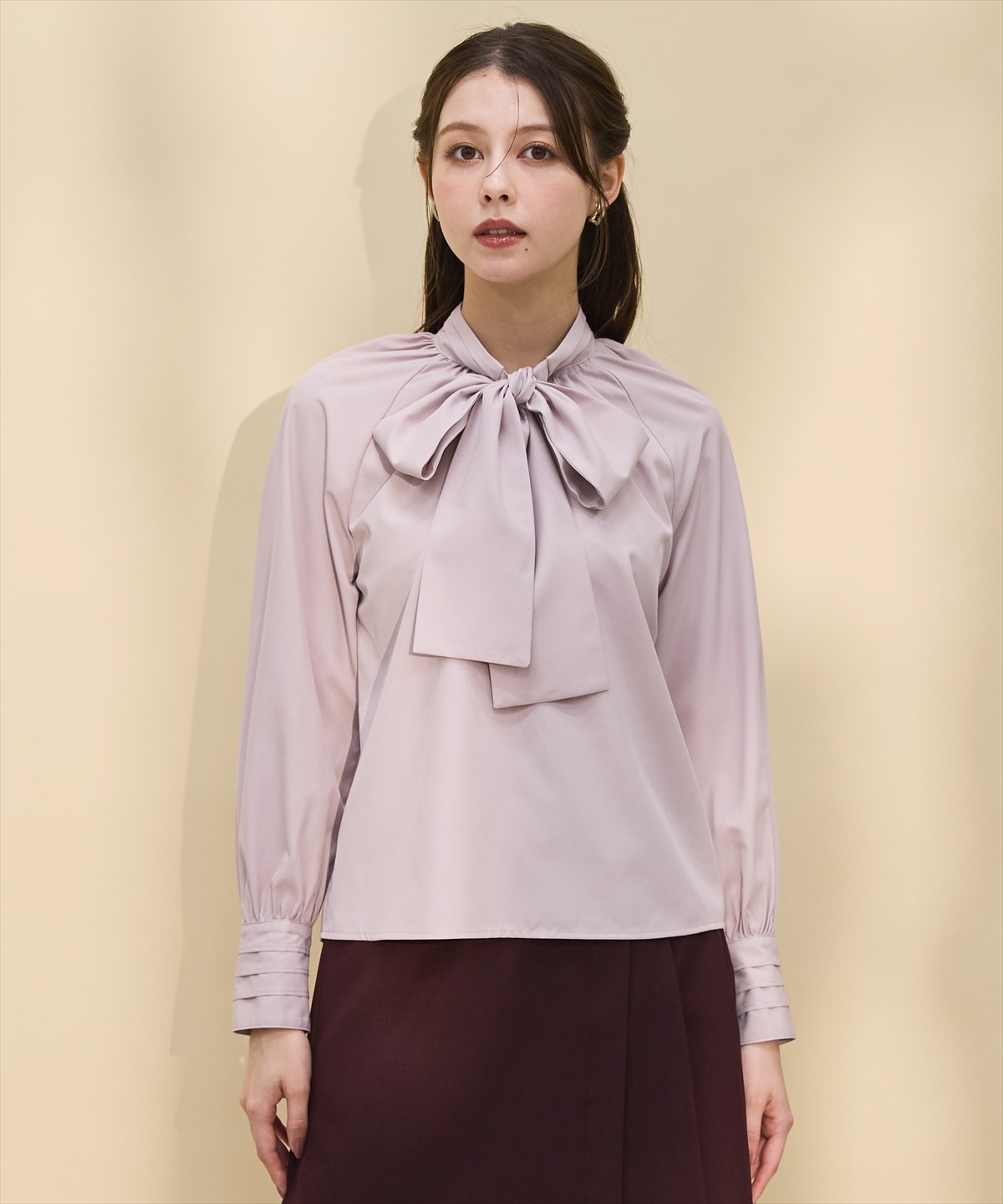 タックディテールボウタイブラウス