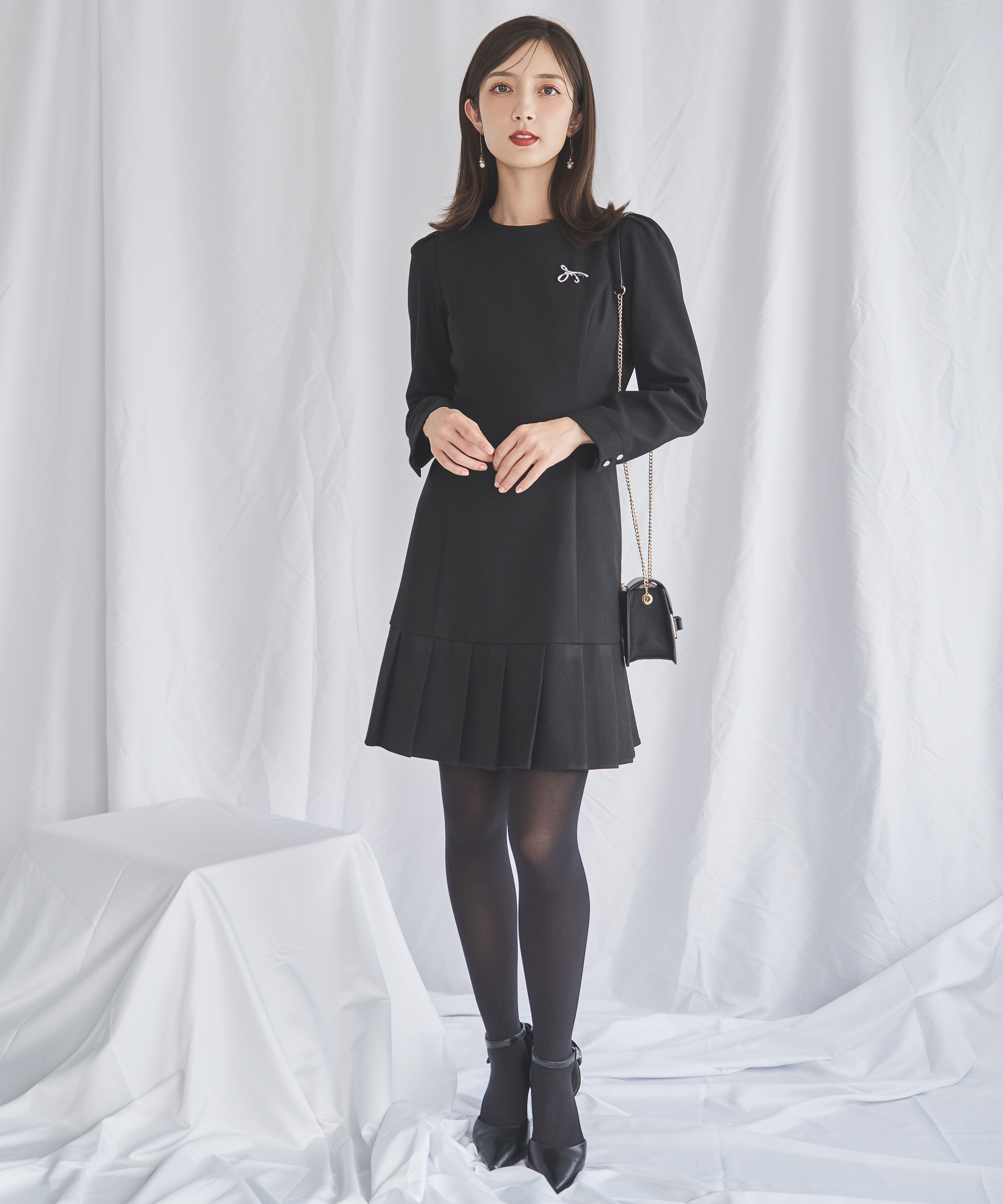 【12/5(Fri)再入荷予約開始】ホワイトカラープリーツミニワンピース