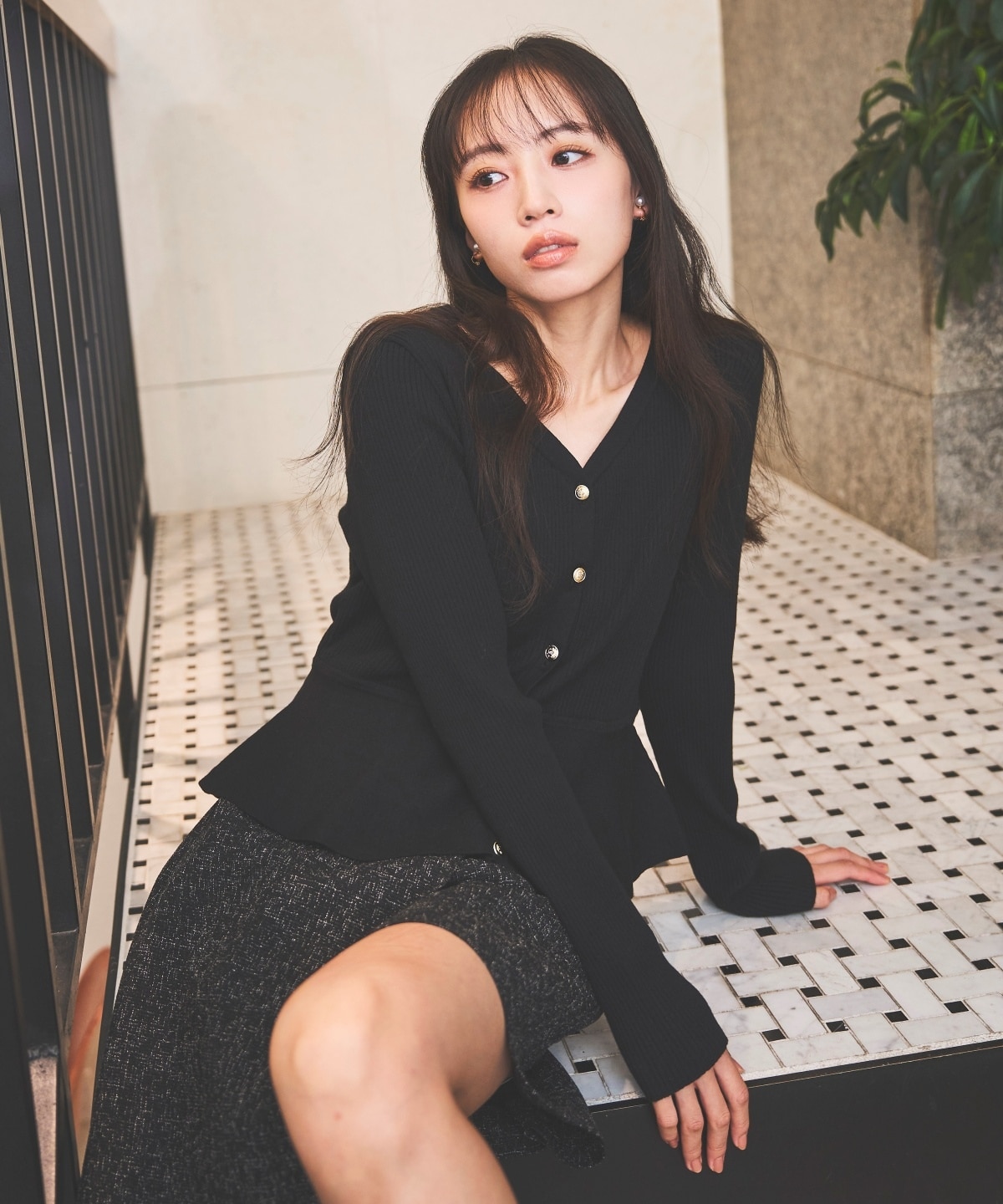 ペプラムリブ金ボタンニット