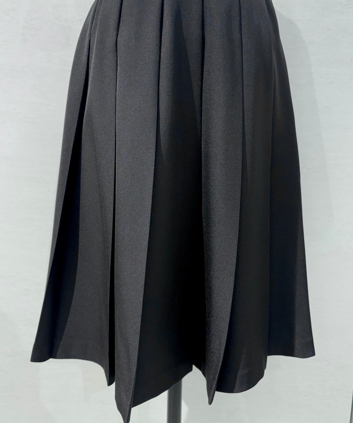 ベルト付きプリーツミディ丈スカート