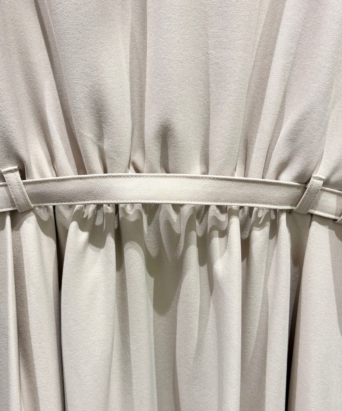 リボンタイ付き白襟タックフレアワンピース