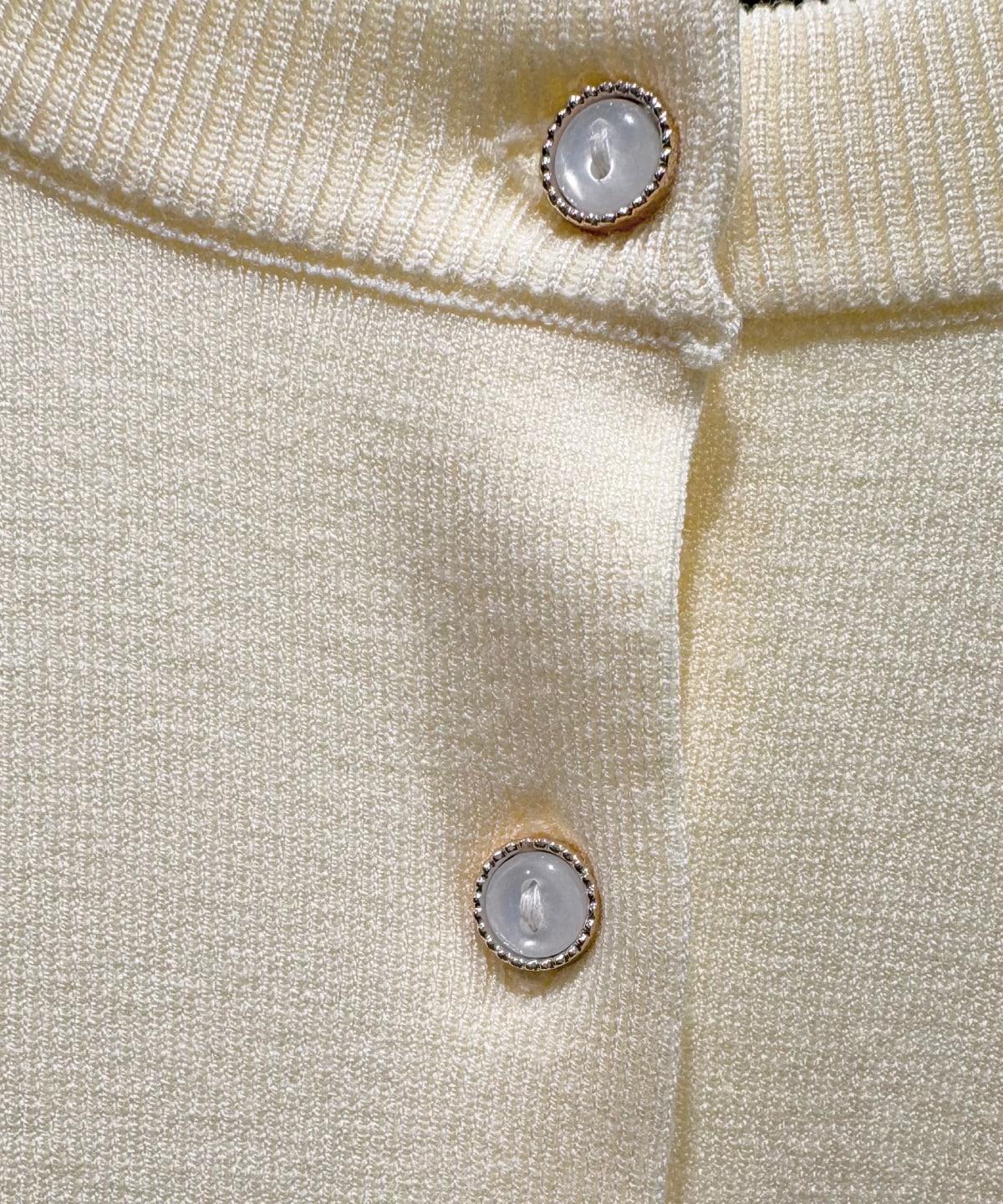 リボンブローチ付きカーディガン