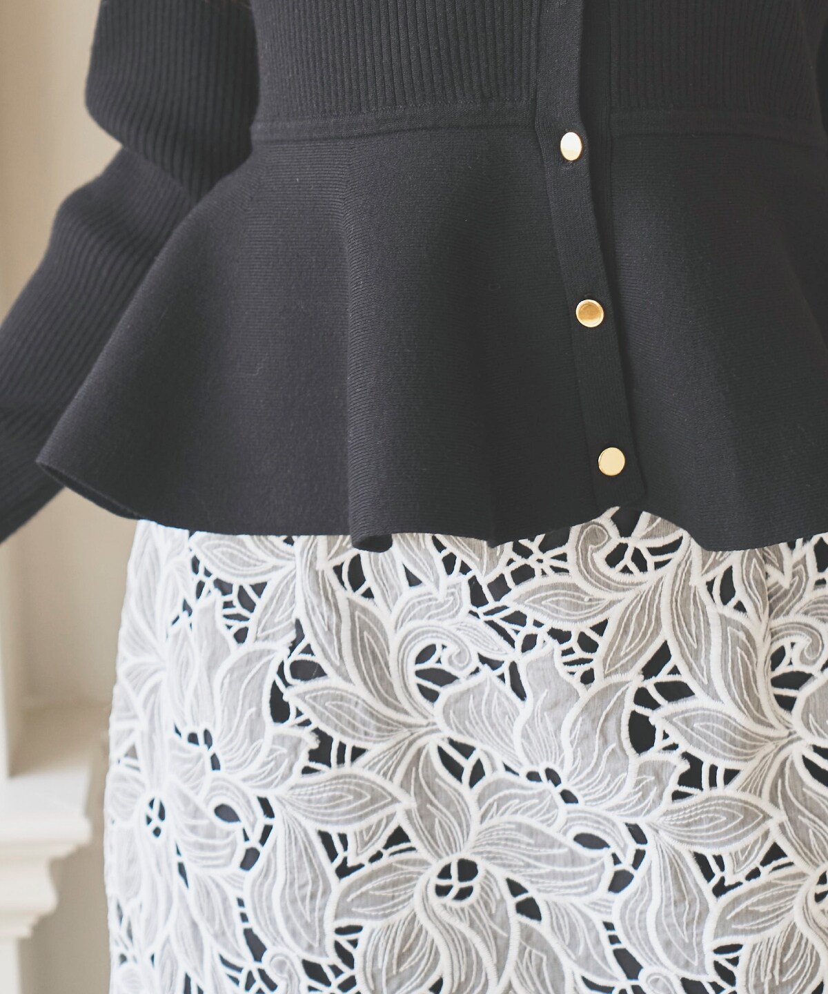 【3/5(Thu)発売】レースネックペプラムニット