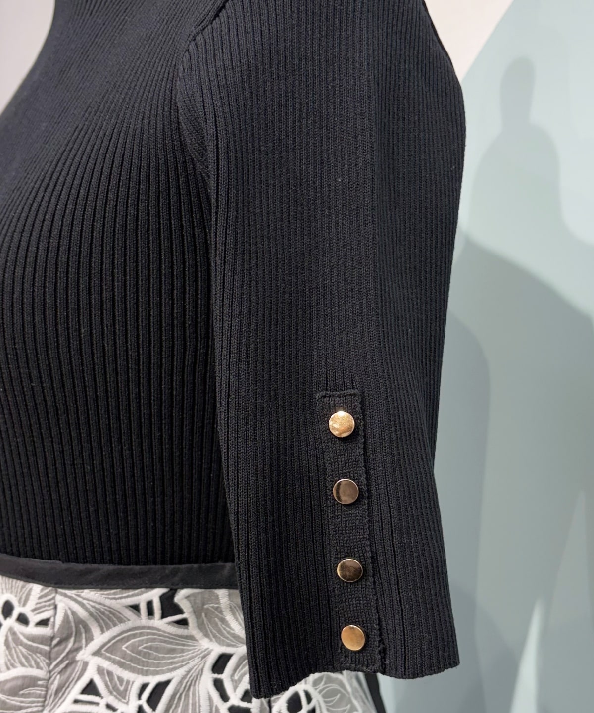 【3/19(Thu)発売】5分袖金ボタンリブニット