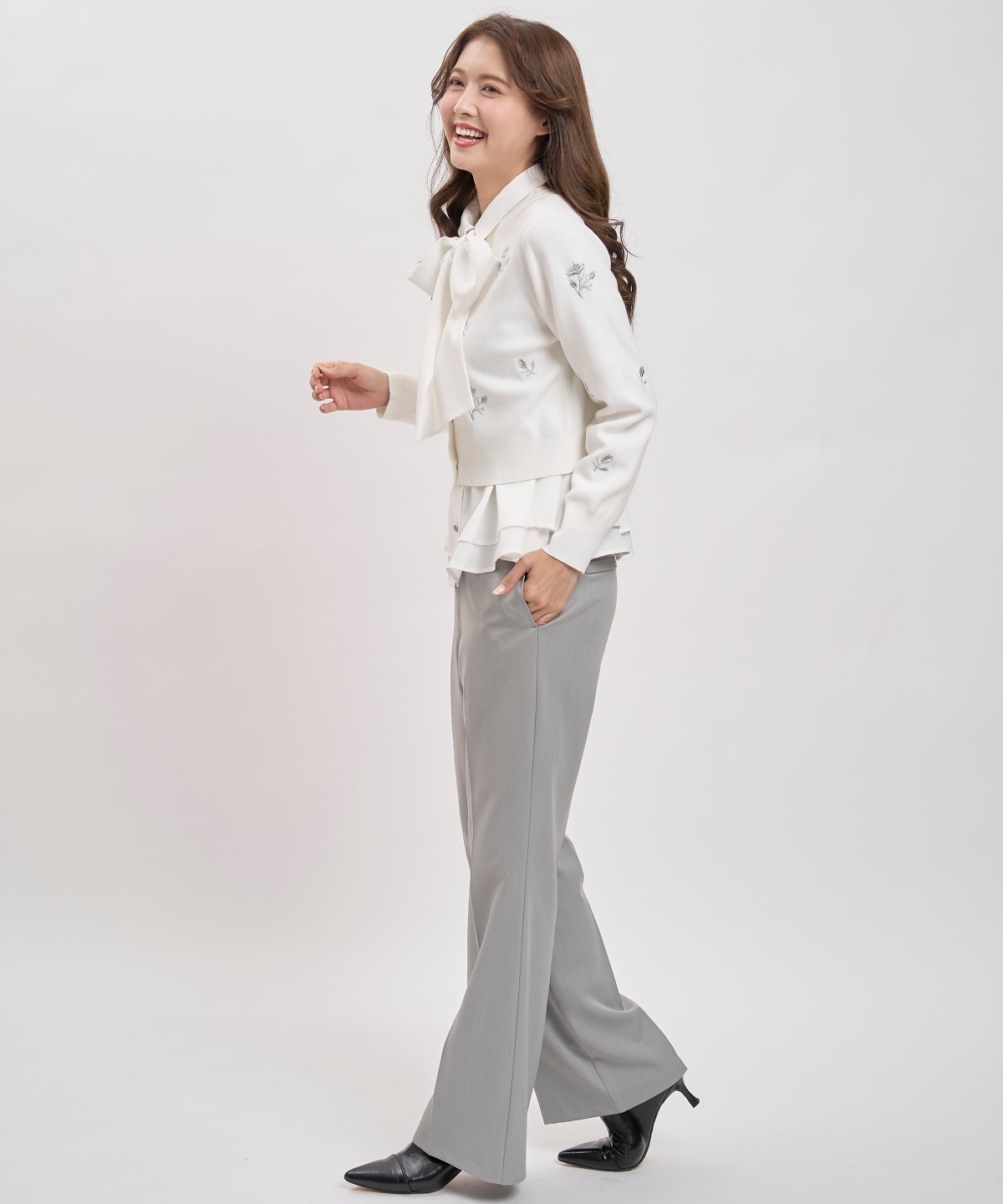 美シルエットセンタープレスフレアパンツ