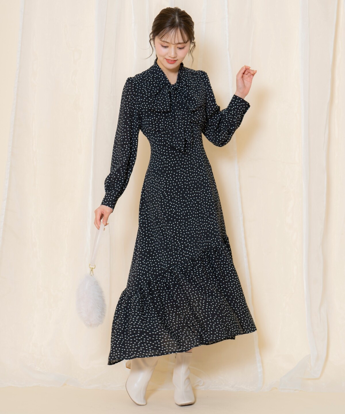 ドット柄ギャザーヘムボウタイワンピース