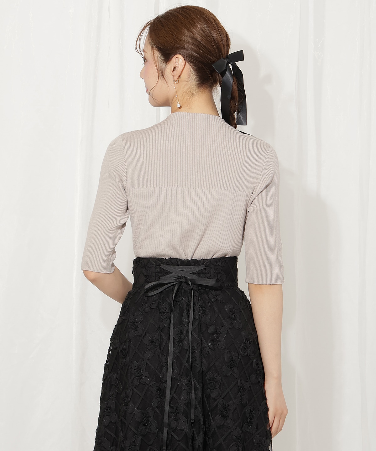 袖口ボタンボトルネックリブニット