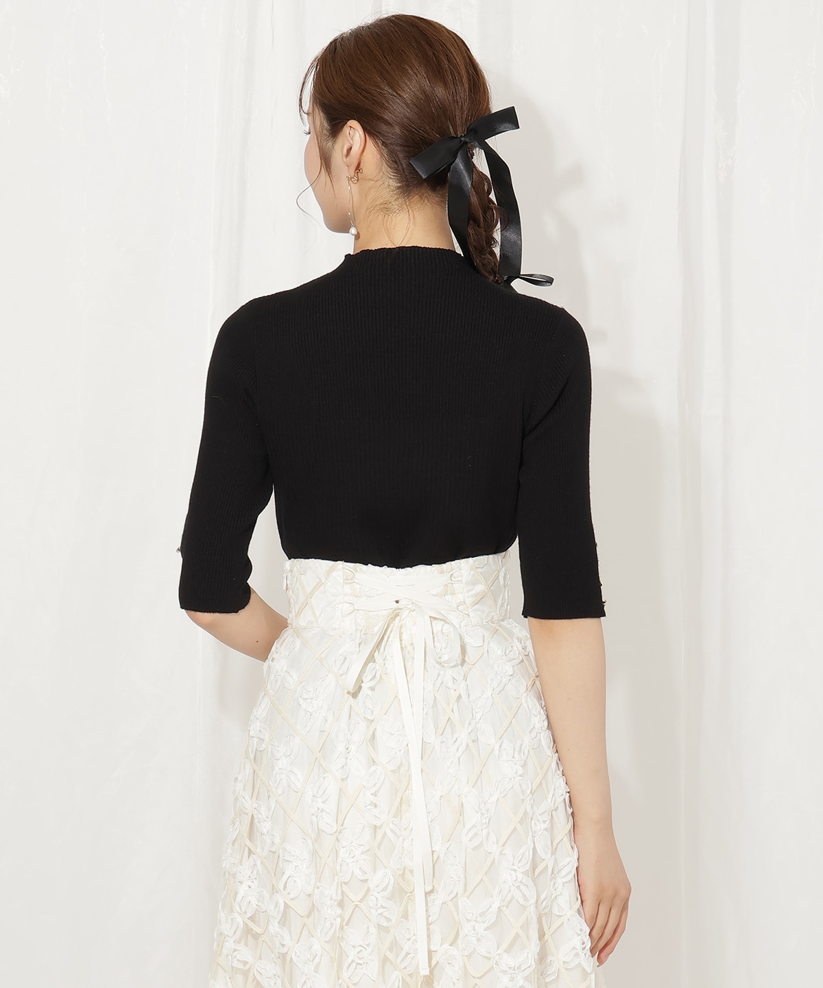 袖口ボタンボトルネックリブニット