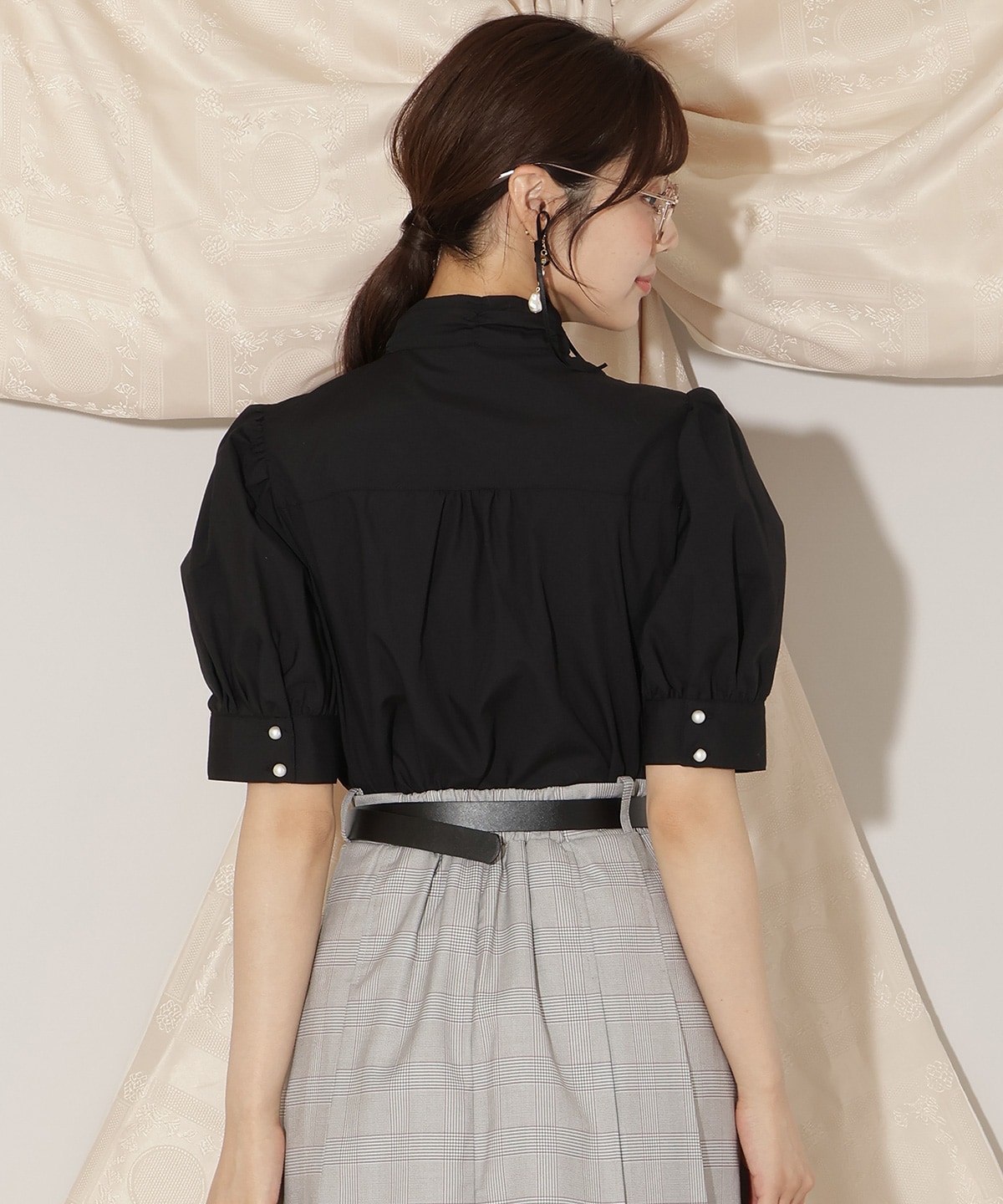 モノグラム刺しゅうリボンタイブラウス