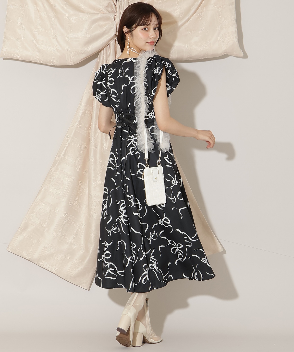 リボンプリントバブルスリーブフレアワンピース リボンプリントバブルスリーブフレアワンピース(F ブラック