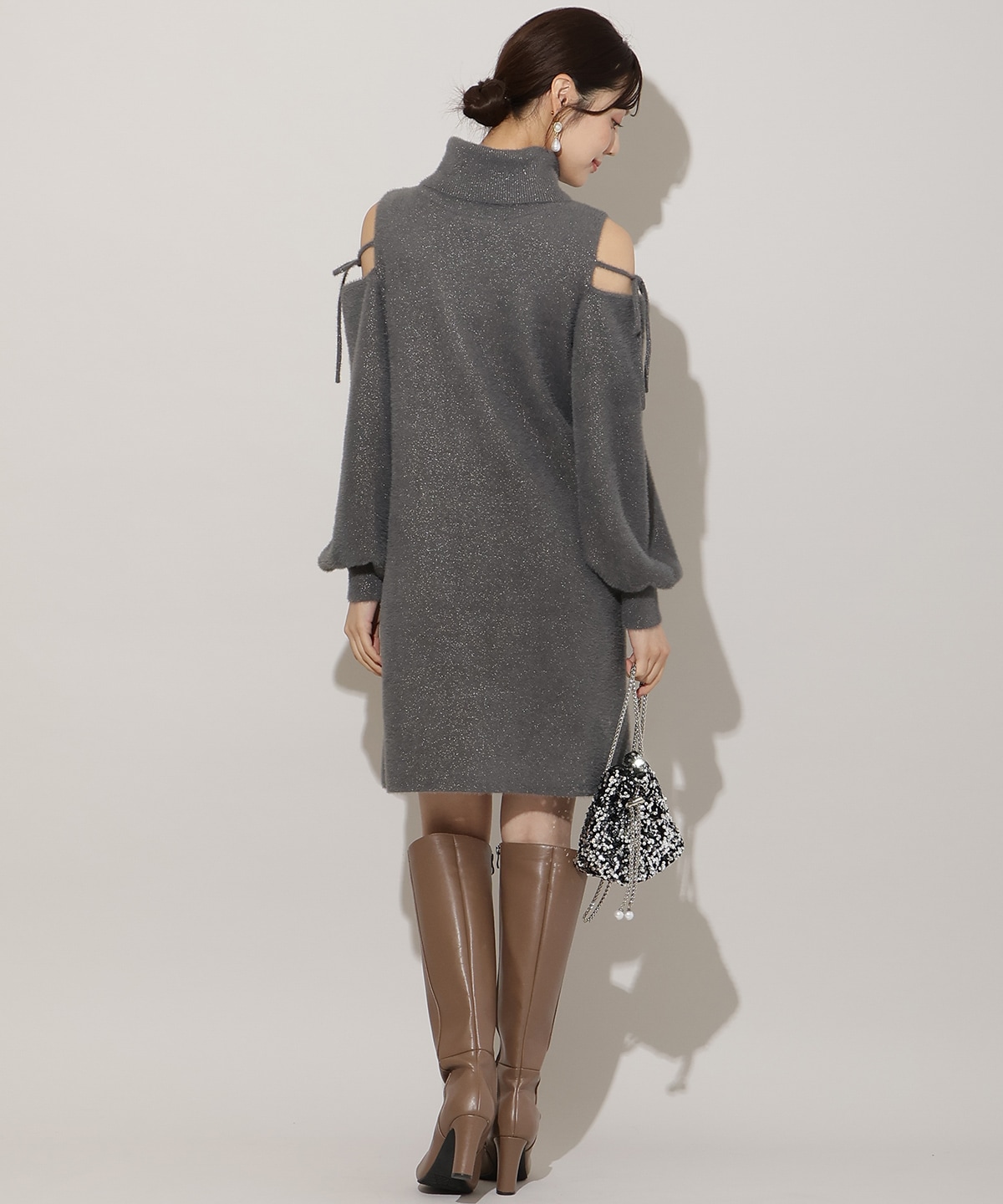 オープンショルダーラメフェザーニットワンピース