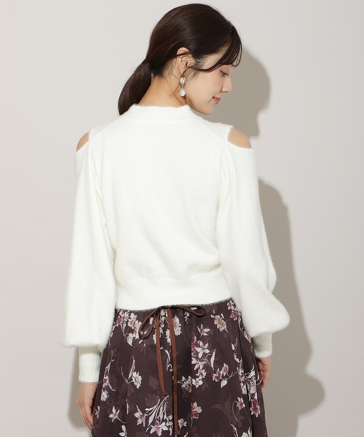 ショルダースリットフェザープルオーバー