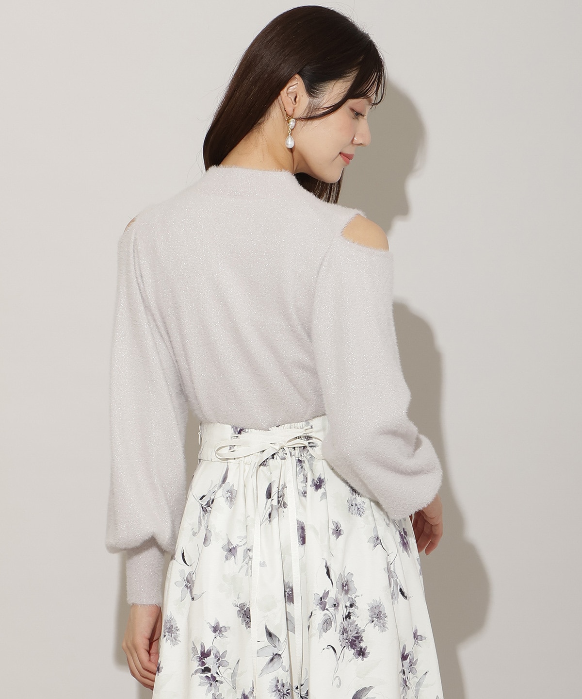 ショルダースリットフェザープルオーバー