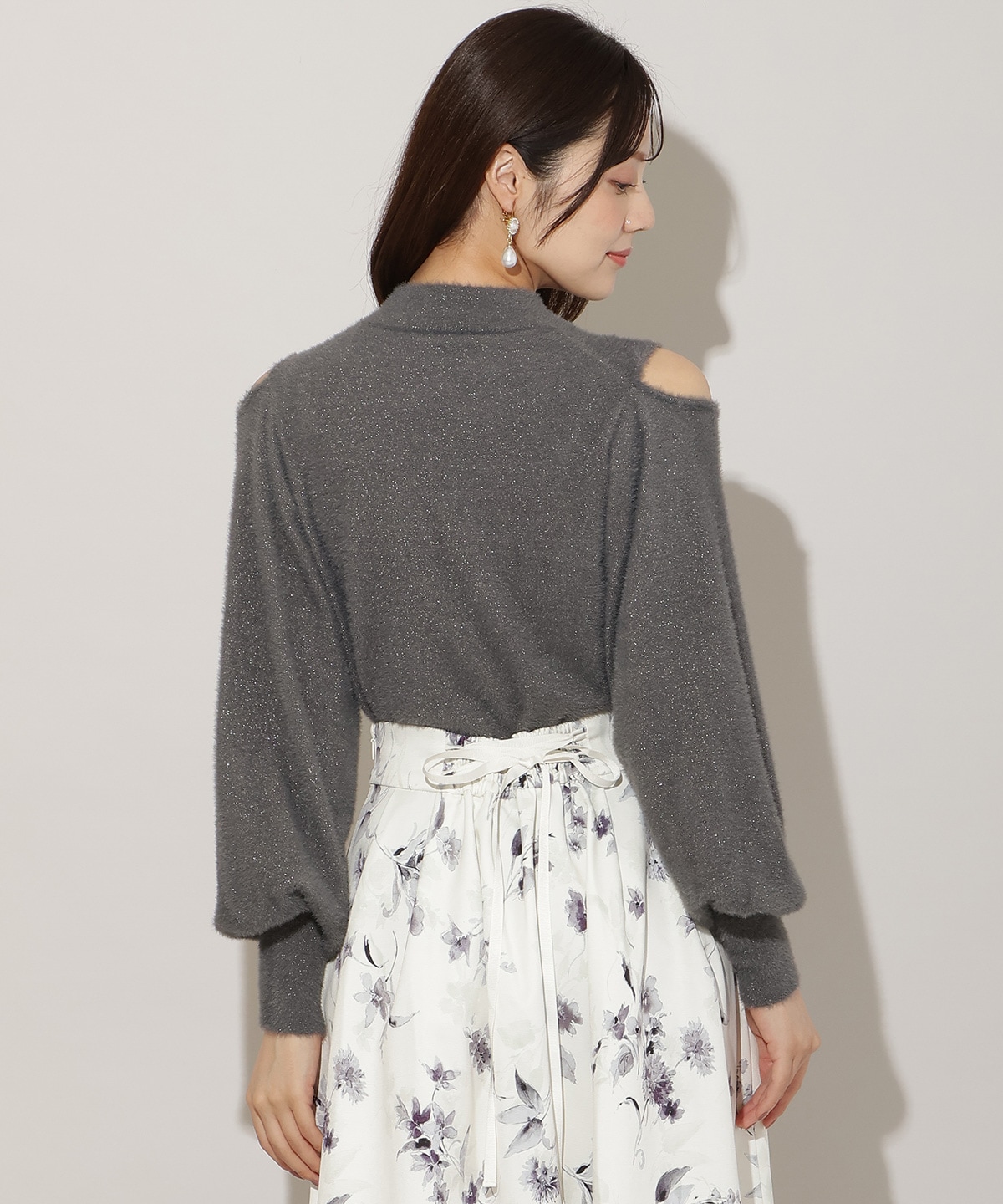 ショルダースリットフェザープルオーバー